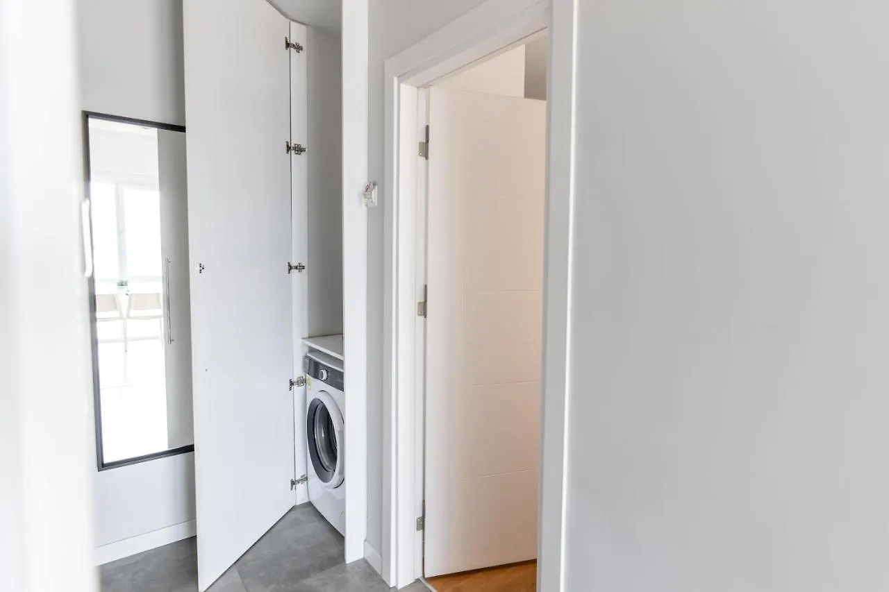 Near Airport Metro 1-Bdr Apt Wi-Fipoolgym Istanbul